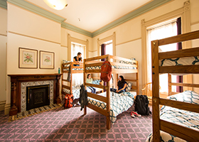 hi sacramento hostel dorm room
